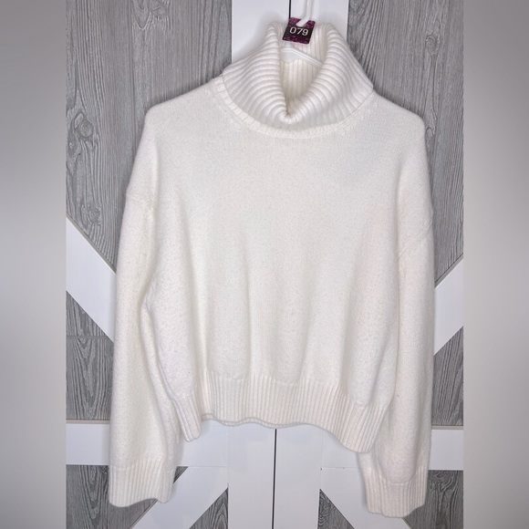 B15.6 H&M Wool Blend Cropped Turtleneck Sweater Cream Off White XS - Picture 1 of 6